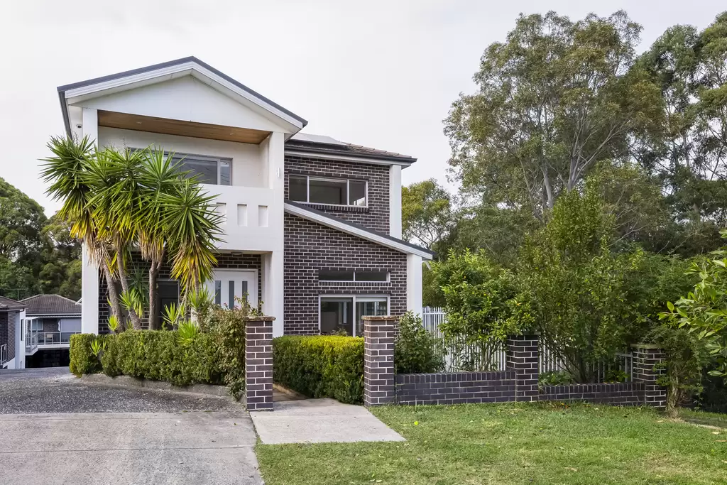 2/30 Pheasant Street, Canterbury Auction by Adrian William