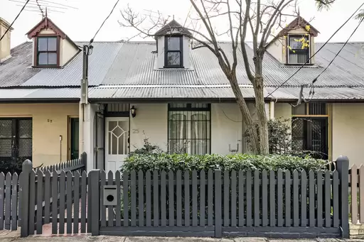 25 Wellington Street, Waterloo Auction by Adrian William